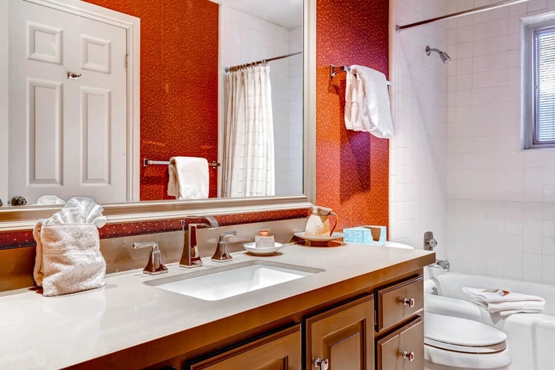 Guest bathroom tub/shower combination.