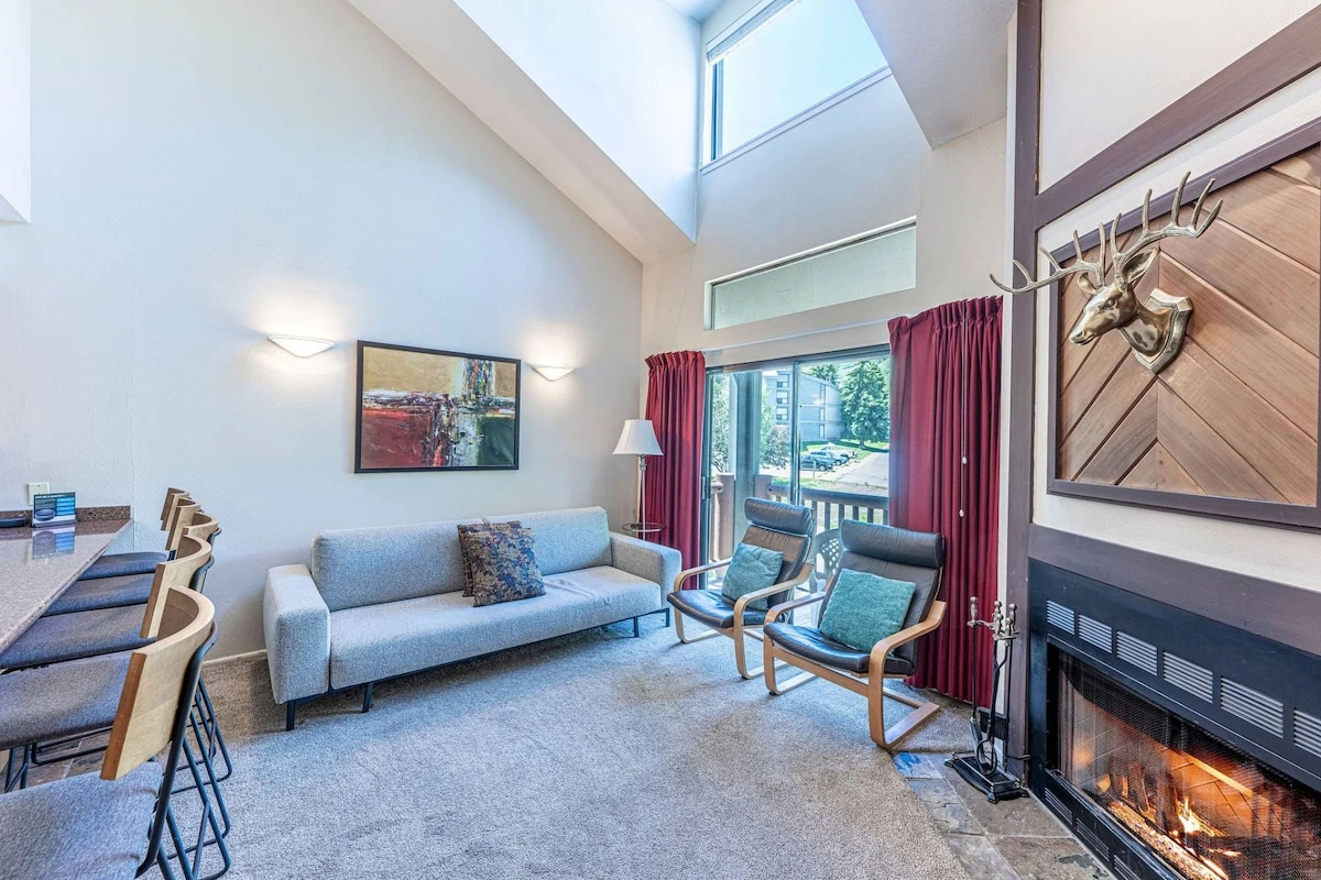Perfect Park City Vacation Rental – Stay Right Across from Park City Resort!! Fireplace, Mountain Views and Private Balcony, Park City Vacation Rental