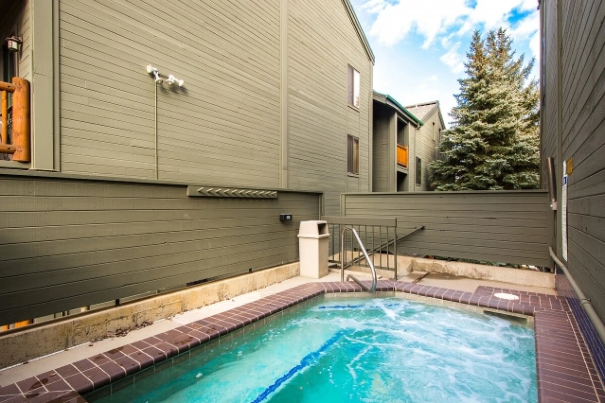 Hot Tub Open During Ski Season / Coin Operated Laundry Room / Ground Floor Ski Storage