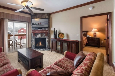 Warm & Inviting Living room w Queen Sleeper Sofa, HDTV, Gas Fireplace, Wifi and Cable