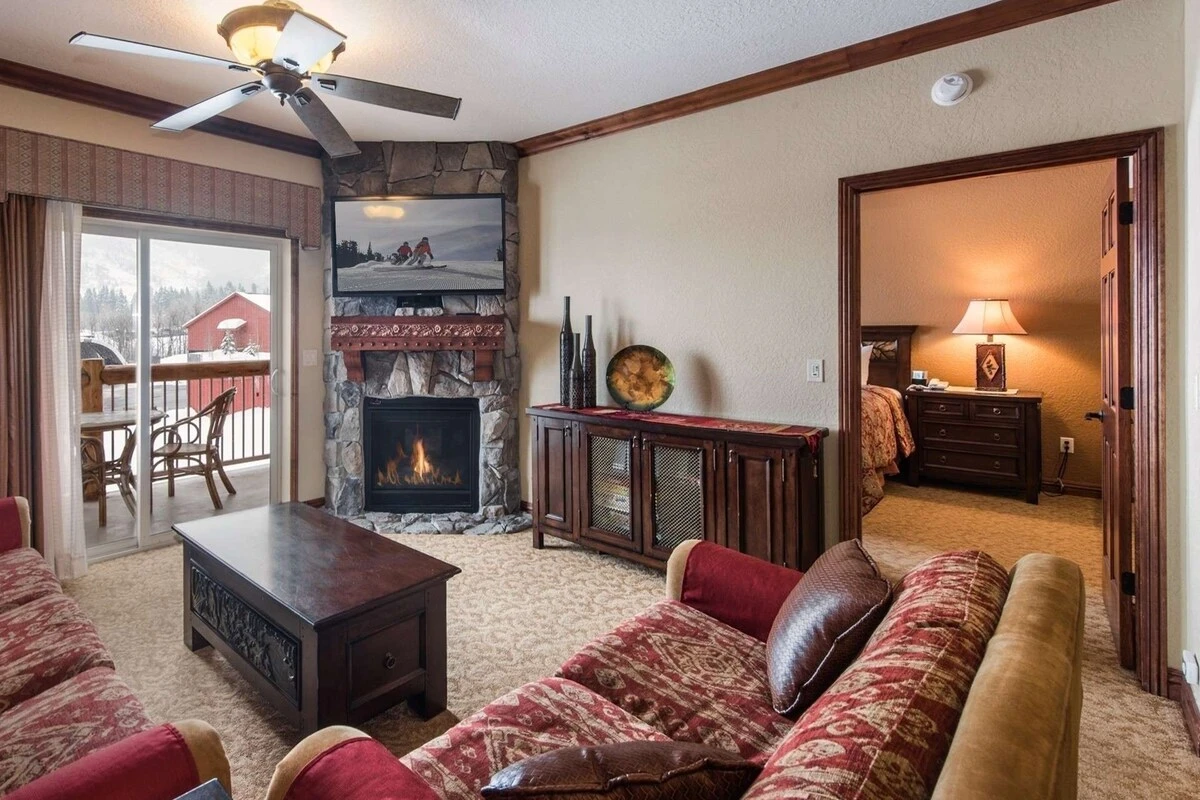 Warm & Inviting Living room w Queen Sleeper Sofa, HDTV, Gas Fireplace, Wifi and Cable