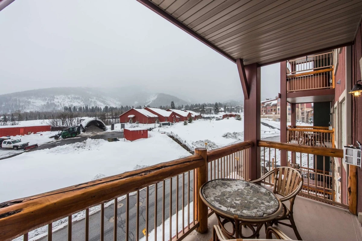 Private balcony w Mountain Views