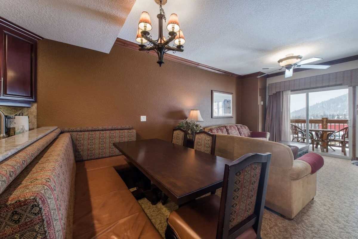 Dining Area For Up to 8 Guests