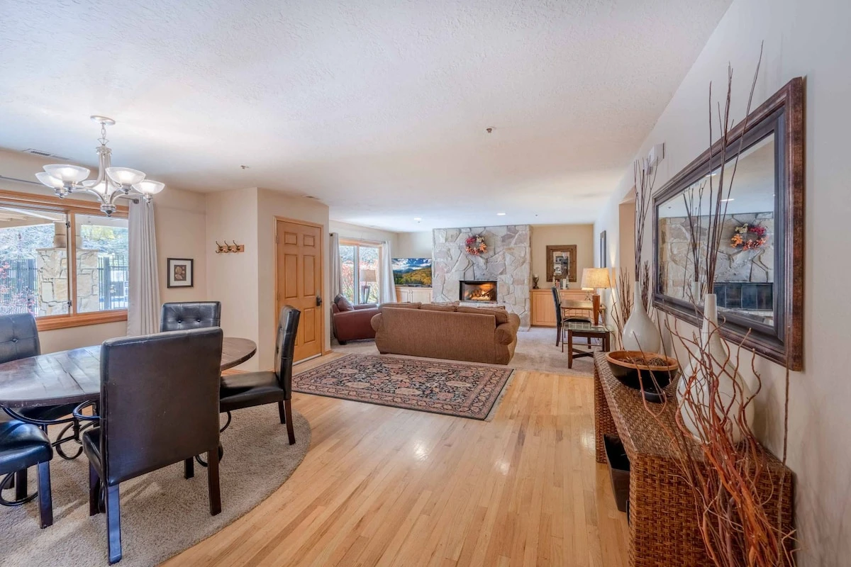 Spacious gathering area with a large round dining table with seating for 6 guests and take in the views of the pool while enjoying dinner.