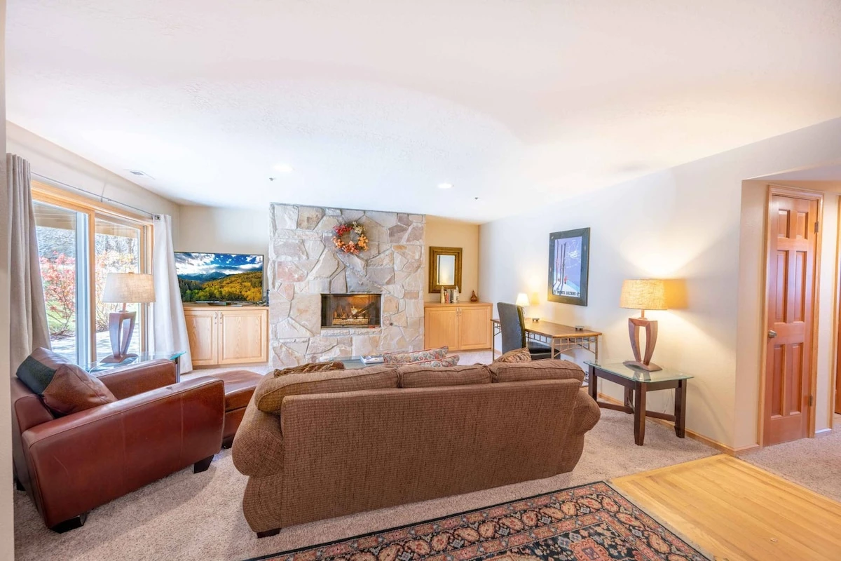 Bright & Spacious Family Room w Comfortable Furnishings, New 42” HDTV, Xfinity Cable, Wood Burning Fireplace, Sliding doors w access to therapy pool