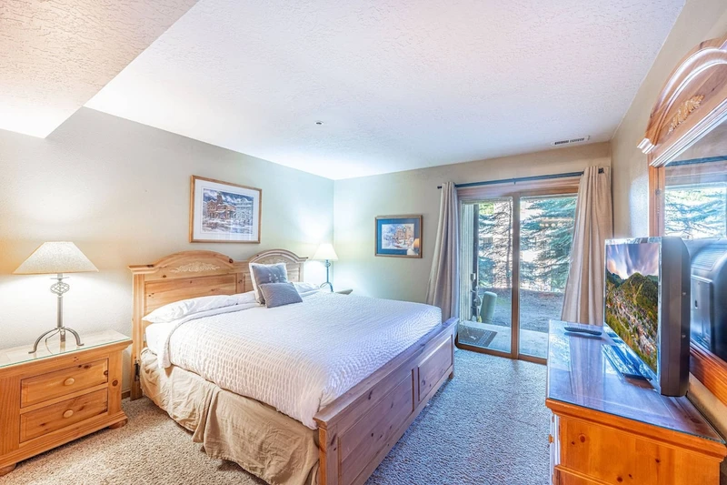 Spacious Suite w king bed, plush mattress, high end linens, HDTV, full dresser & nightstands. Private outside space.