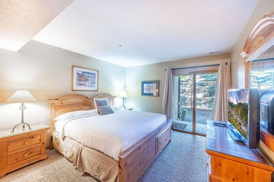 Spacious Suite w king bed, plush mattress, high end linens, HDTV, full dresser & nightstands. Private outside space.