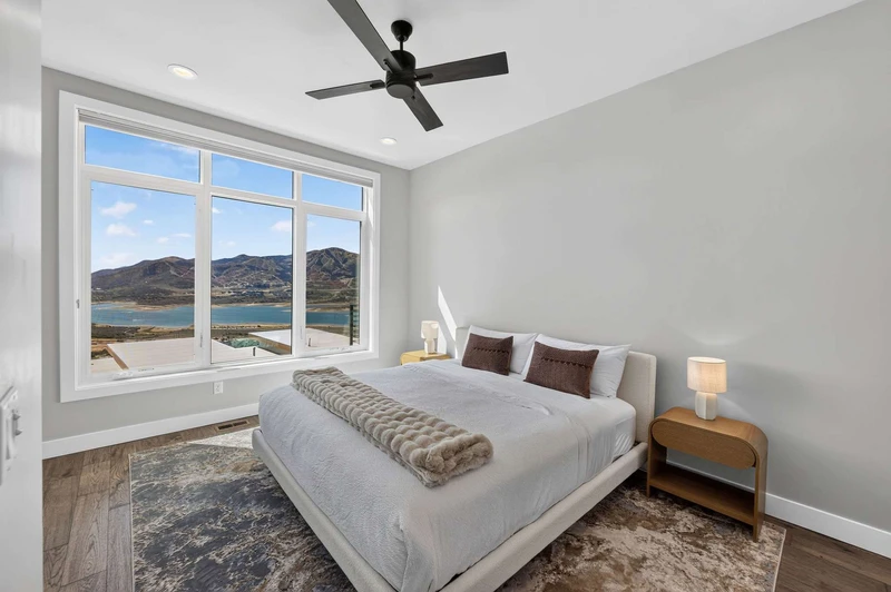 King suite with ceiling fan, private bath, and lake views
