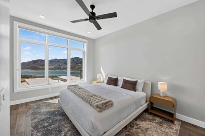 King suite with ceiling fan, private bath, and lake views